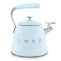 Bouilloire sifflante SMEG Bleu azur WKF01PB vue côté bec verseur ouvert